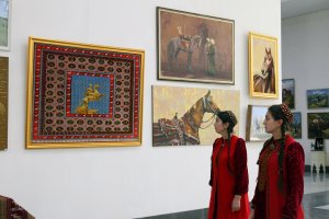 В академии художеств Туркменистана работает выставка, посвященная Дню скакуна