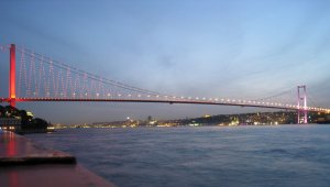 Estonian acrobat becomes world's first to cross Bosphorus on tightrope