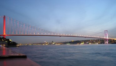 Estonian acrobat becomes world's first to cross Bosphorus on tightrope