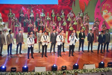 В Туркменистане состоялся концерт по случаю праздника 8 Марта