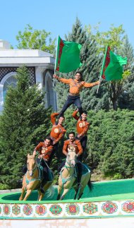 Fotoreportaž: Türkmenistanda türkmen bedewiniň milli baýramy giňden bellenildi 
