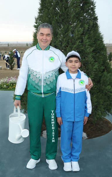 Гурбангулы Бердымухамедов принял участие в озеленительной акции в городе Аркадаг