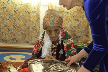 Фоторепортаж: «Туркменпортал» и партнёры поздравили со 121-летием Аджапсолтан Хаджиеву