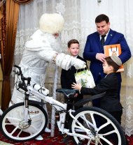 Фоторепортаж: Президент Туркменистана исполнил новогоднюю мечту 11-летнего мальчика