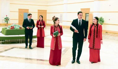 В Туркменистане наградили 140 молодых активистов
