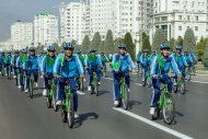 В Ашхабаде прошел массовый велопробег, приуроченный ко Всемирному дню велосипеда