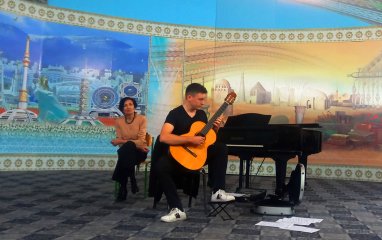 David Yurpo conducted a master class on guitar at the Turkmen National Conservatory