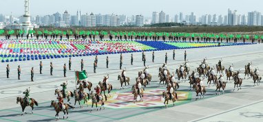 Конные подразделения стали украшением парада в честь 32-летия независимости Туркменистана