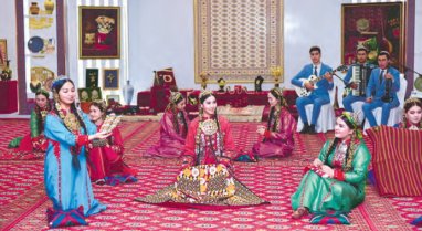 В Туркменистане выбрали лучший девичий кружок рукоделия