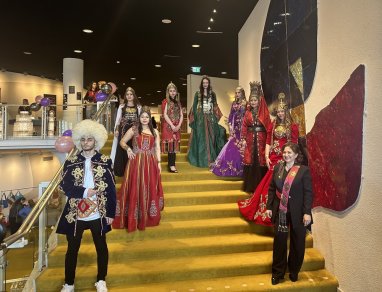 Дефиле в туркменских костюмах стало гвоздем фестиваля культуры в Эйндховене