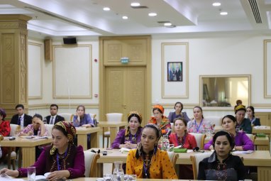 Aşkabat'ta, toplumsal cinsiyet unsurlarını dikkate alınarak gençlerin istihdamı konulu bir seminer düzenlendi