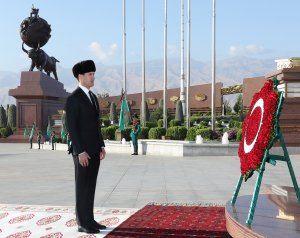 Türkmenistanyň Prezidenti Hatyra gününiň çärelerine gatnaşdy