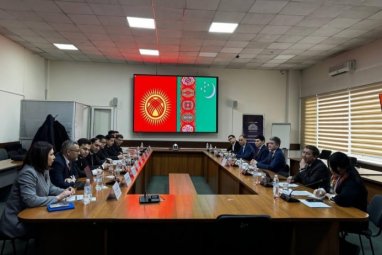 Türkmen İletişim ajansının uzmanları, Kırgızistan'ın dijitalleşme deneyimi hakkında bilgi alıyor