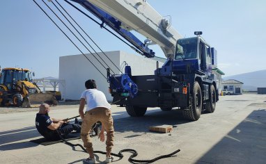 Новый рекорд Давида Мелкумова: силач из Туркменистана протащил 38-тонный подъёмный кран