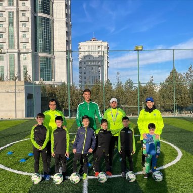 Лучший бомбардир чемпионата Туркменистана провел мастер-класс для юных футболистов команды «Топ»