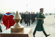 Михаил Мишустин принял участие в церемонии у мемориала «Народная память» в Ашхабаде