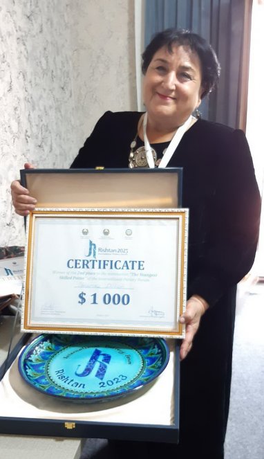 Туркменская художница Дильбер Умарова выиграла приз в $ 1000 на конкурсе гончаров в Риштане
