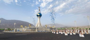 Для работников сферы культуры Туркменистана организовали экскурсию по городу Аркадаг