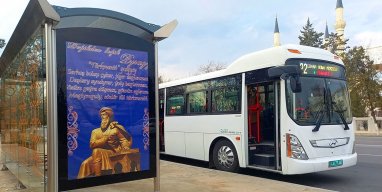 Плакаты с изображением Махтумкули украсили автобусные остановки Ашхабада