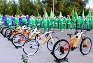 Fotoreportaž: Türkmenistanyň Prezidentiniň adyndan «Döwletliler köşgüniň» çagalaryna welosipedler sowgat edildi