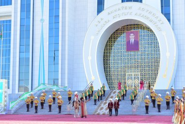 Президент Туркменистана принял участие в церемонии открытия учебных заведений города Аркадаг