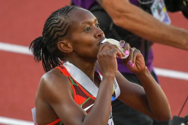 Бегунья из Кении побила мировой рекорд более чем 30-летней давности в беге на 1500 метров
