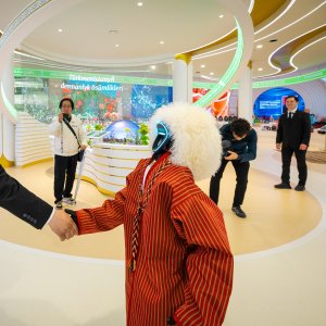 Роботы в национальной одежде приветствуют посетителей павильона Туркменистана на ЭКСПО-2025