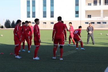 Fotoreportaž: Futbol boýunça KHDR-nyň milli ýygyndysynyň Aşgabatdaky türgenleşigi