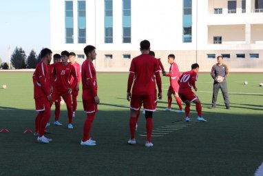 Photo report: DPR Korea football team training in Ashgabat