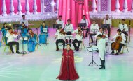 Anayasa ve Türkmenistan Devlet Bayrağı'nın günü kutlamaları kapsamında düzenlenen konserden fotoğraflar