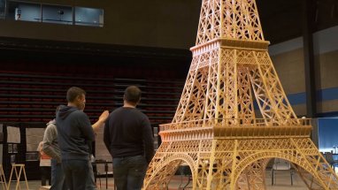 Bir Fransızın yedi yılda 700 bin kibrit çöpleriyle yaptığı yedi metrelik Eyfel Kulesi rekor olarak kabul edilmedi