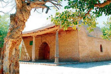 Молодежь восточного региона Туркменистана посетила средневековое медресе, где учился Махтумкули
