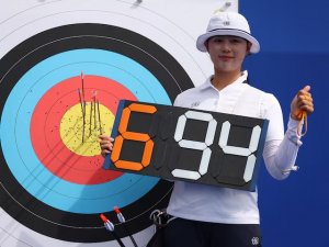 Güney Koreli Shiyeon Lim, okçuluğun eleme turlarında 694 puan toplayarak, 2024 Paris olimpiyatlarının ilk dünya rekorunu kırdı