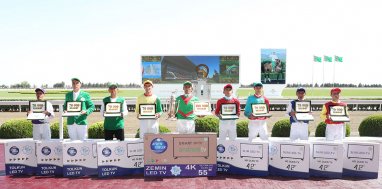 На праздничных скачках в Туркменистане разыграли крупные денежные призы