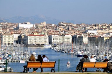 В Марселе с понедельника по среду городские бассейны станут бесплатными