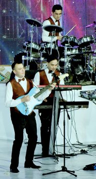 Фоторепортаж: Возрождённая туркменская группа «Гунеш» предстала на концерте звёзд эстрады в Ашхабаде