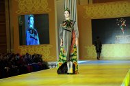 Фоторепортаж: Показ мод узбекской одежды от дизайн центра «Sharq liboslari» в Ашхабаде