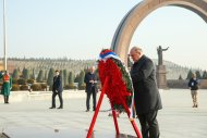 Михаил Мишустин принял участие в церемонии у мемориала «Народная память» в Ашхабаде
