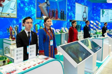 Восемь туркменских вузов получили международные сертификаты в области экологии