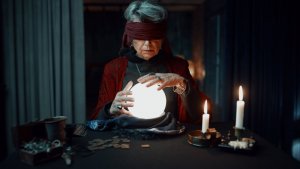 Кыргызстан запрещает рекламу колдунов, магии и гаданий