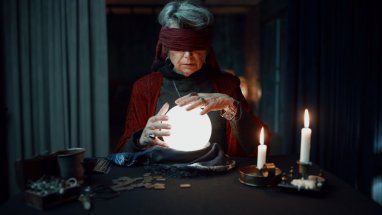 Кыргызстан запрещает рекламу колдунов, магии и гаданий