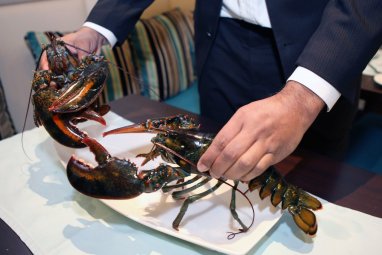 A tourist paid 200 euros for a lobster in a restaurant and released it into the sea