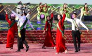 На площади перед Госцирком Туркменистана прошёл концерт 