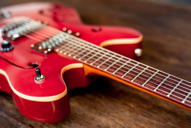 Разбитая гитара Курта Кобейна ушла с аукциона почти за 600 тысяч долларов