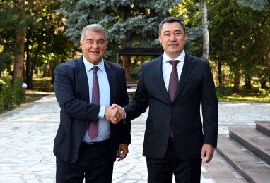 Садыр Жапаров встретился с президентом «Барселоны»