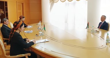 Глава МИД Туркменистана провел переговоры с гендиректором Дипломатической академии ОАЭ