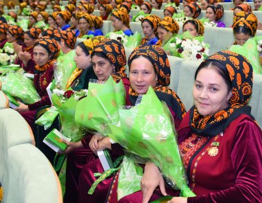 285 многодетным матерям Туркменистана присвоено почётное звание «Эне мяхри»