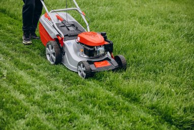 Amerikalı rekortmen, çalışan bir çim biçme makinesini 9 dakikadan fazla bir süre çenesinin üzerinde tutarak dünya rekor kırdı