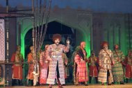 Fotoreportaž: Türkmenistanyň Magtymguly adyndaky milli sazly-drama teatrynda «Binýat», türkmen sahna oýny görkezildi