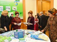Фоторепортаж: В Ашхабаде презентовали новые издания, посвящённые 25-летию нейтралитета Туркменистана